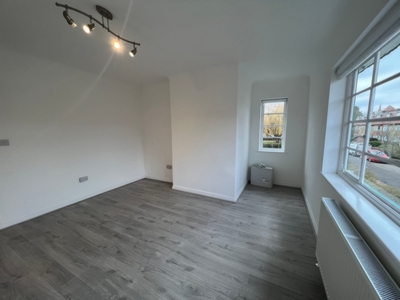2 Bedroom Flat to rent in Denison Close, Hampstead Garden Suburb, London, N2