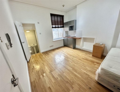Studio to rent in Kilburn High Road, Kilburn, London, NW6