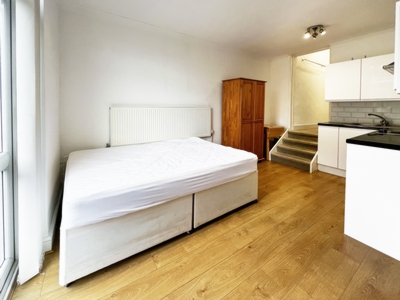 Studio Flat to rent in Manstone Road, Kilburn, London, NW2