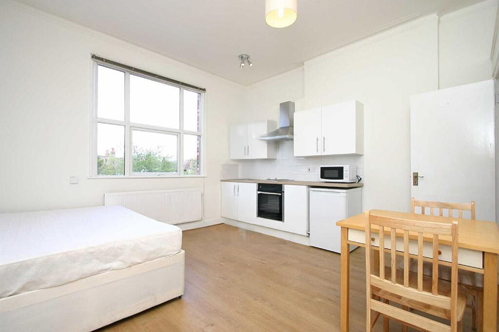Flat to rent in Kilburn, London, NW2