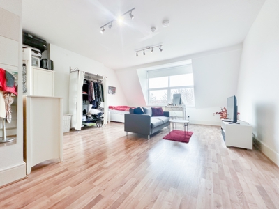 Flat to rent in Parsifal Road, West Hampstead, London, NW6