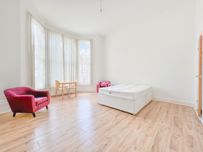 Flat to rent in West End Lane, West Hampstead, London, NW6