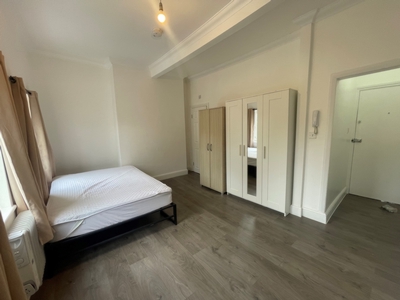 Flat to rent in Mazenod Avenue, Kilburn, London, NW6