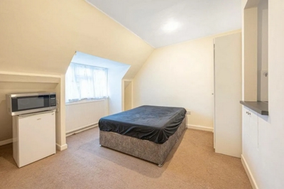 Studio to rent in The Market Place, Golders Green, London, NW11
