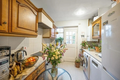 Studio to rent in The Market Place, Golders Green, London, NW11