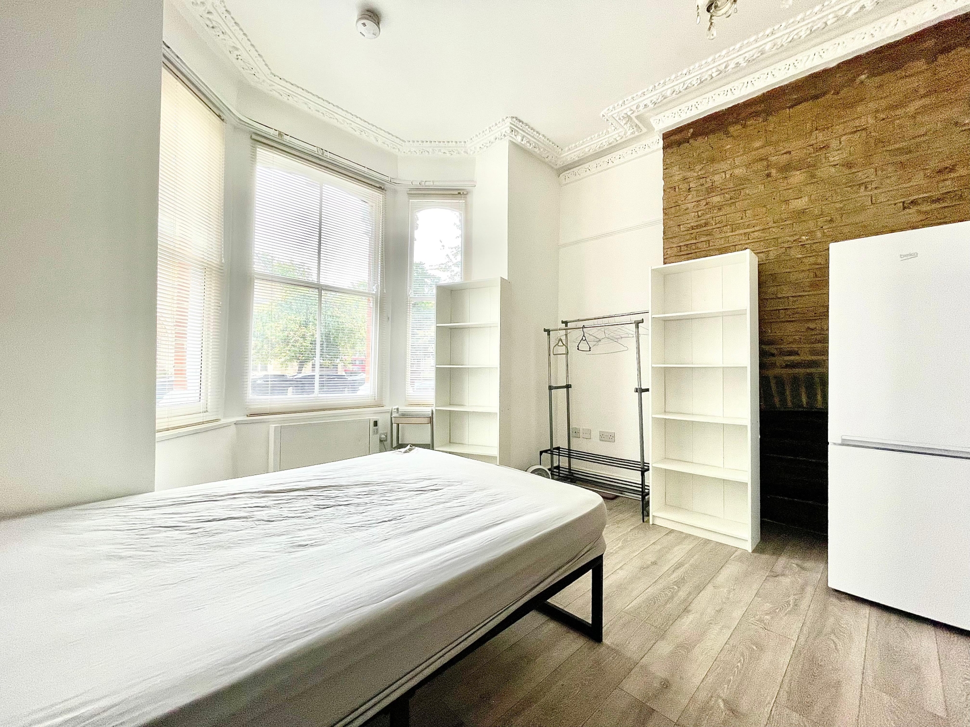 Studio to rent in Mazenod Avenue, Kilburn, London, NW6
