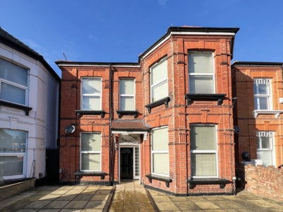 Studio Flat to rent in Manstone Road, Kilburn, London, NW2
