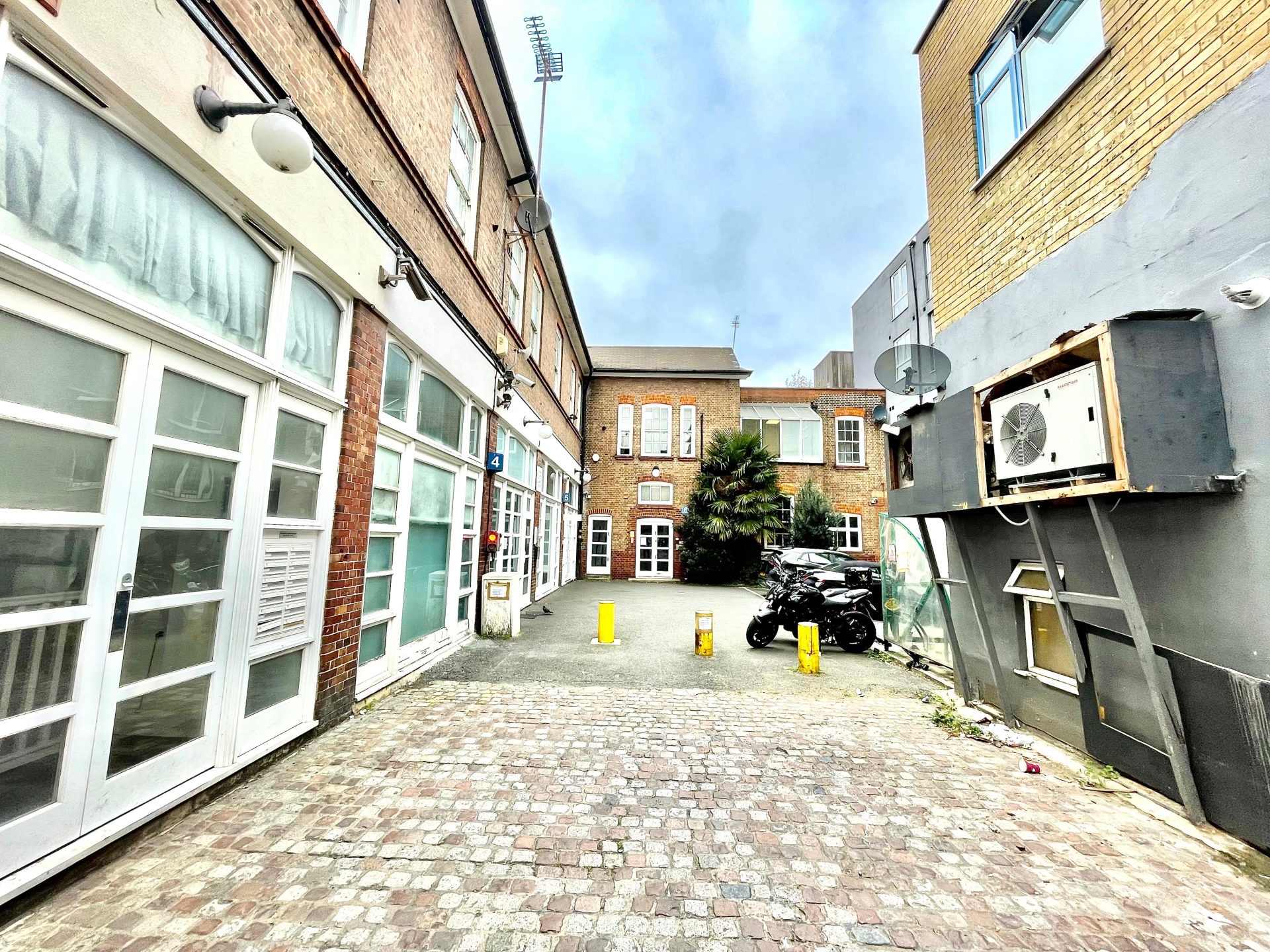 Studio to rent in Kilburn High Road, London, NW6