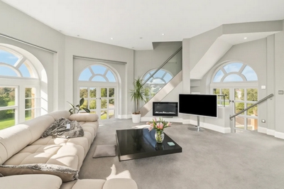 3 Bedroom Penthouse to rent in Princess Park Manor, Royal Drive, London, N11