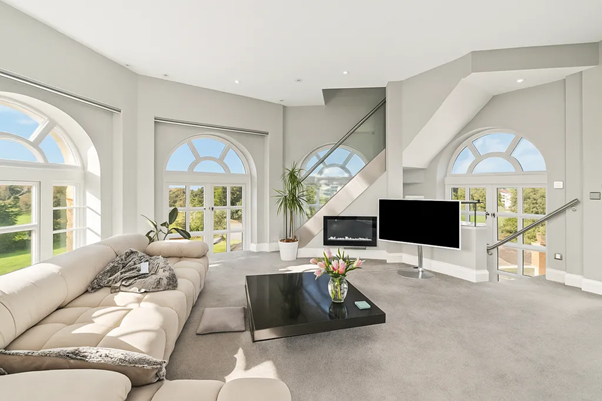 3 Bedroom Penthouse to rent in Royal Drive, London, N11