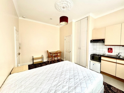 Room To Let to rent in Goldhurst Terrace, South Hampstead, London, NW6