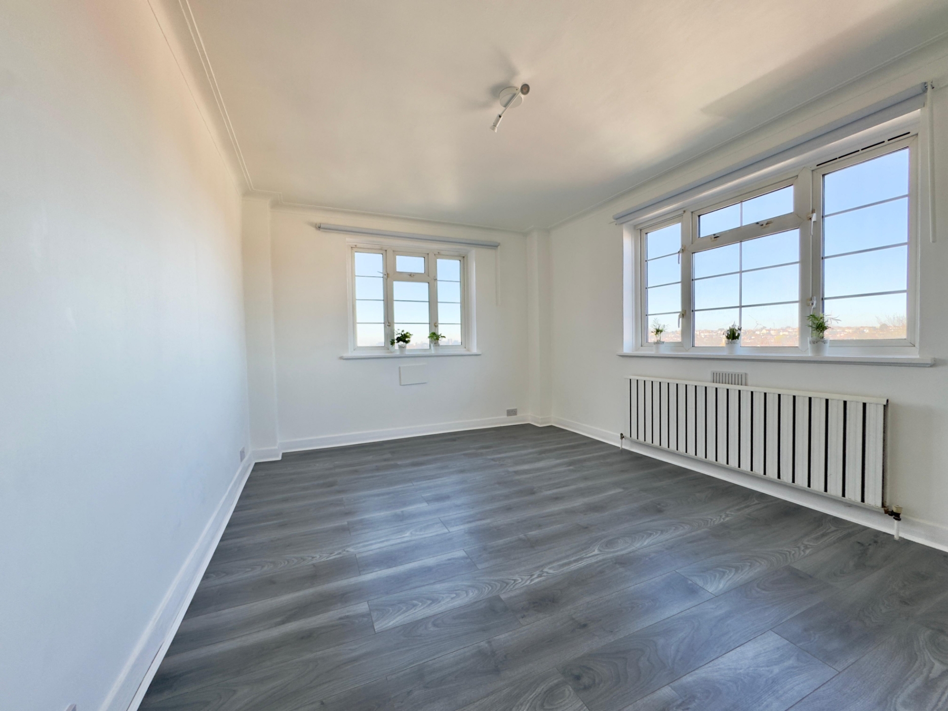 2 Bedroom Flat to rent in Ashford Road, Cricklewood, London, NW10