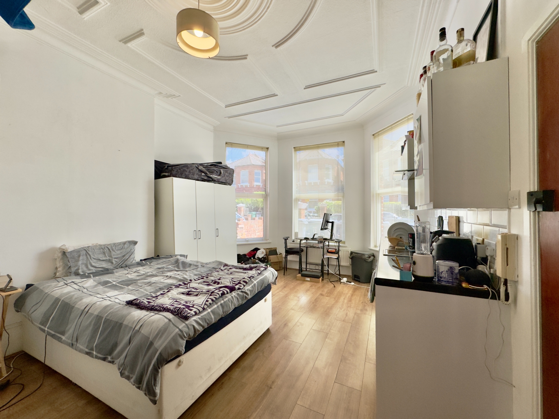 Studio Flat to rent in Manstone Road, Kilburn, London, NW2