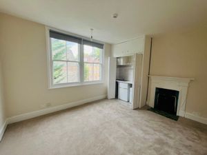 Studio to rent in Glenloch Rd, Belsize Park, London, NW3