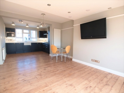 3 Bedroom Flat to rent in Queens Drive, Finsbury Park, London, N4