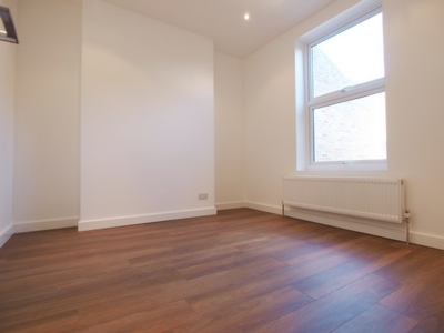 1 Bedroom Flat to rent in Coningham Road, Shepherds Bush, London, W12