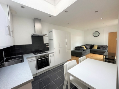 3 Bedroom Flat to rent in Hornsey Road, Finsbury Park, London, N19