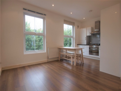 1 Bedroom Flat to rent in Coningham Road, Shepherds Bush, London, W12