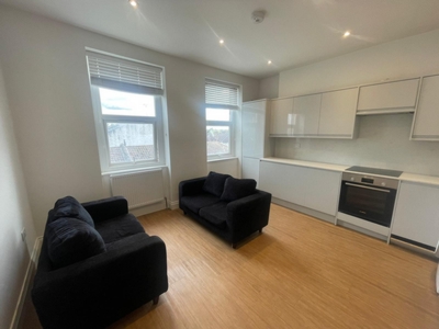 3 Bedroom Flat to rent in Grand Parade, Haringey, London, N4