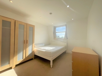 2 Bedroom Flat to rent in Hornsey Road, Islington, London, N19