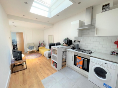 3 Bedroom Flat to rent in Hornsey Road, Islington, London, N19