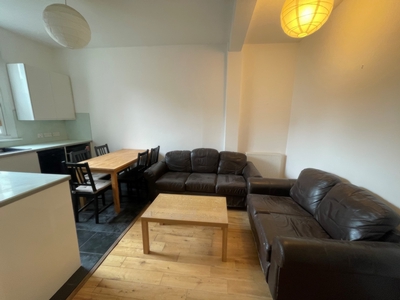 4 Bedroom Flat to rent in Allen Road, Newington Green, London, N16