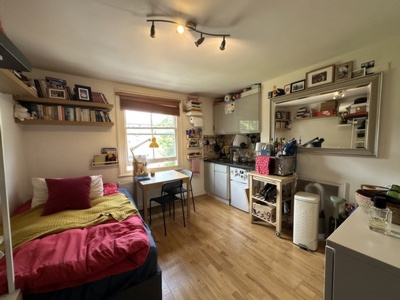 Studio to rent in Adolphus Road, Finsbury Park, London, N4