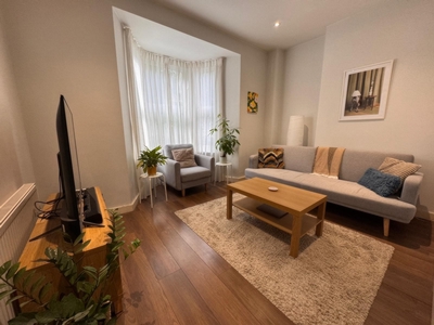 1 Bedroom Flat to rent in Coningham Road, Shepherds Bush, London, W12