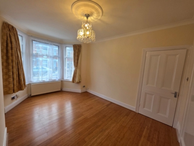 3 Bedroom House to rent in Derby Avenue, North Finchley, London, N12