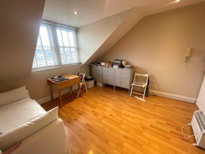 Flat to rent in Somerfield Road, Finsbury Park, London, N4