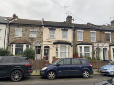 Studio with Seperate Reception to rent in Buckingham Road, Harlesden, London, NW10