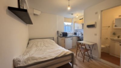 Studio to rent in Walm Lane, Willesden Green, London, NW2