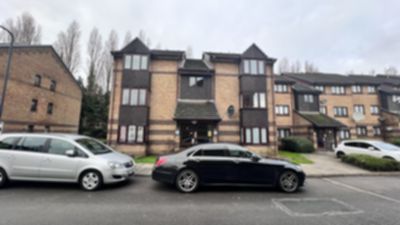 Studio with separate Kitchen to rent in Harp Island Close, Neasden, London, NW10