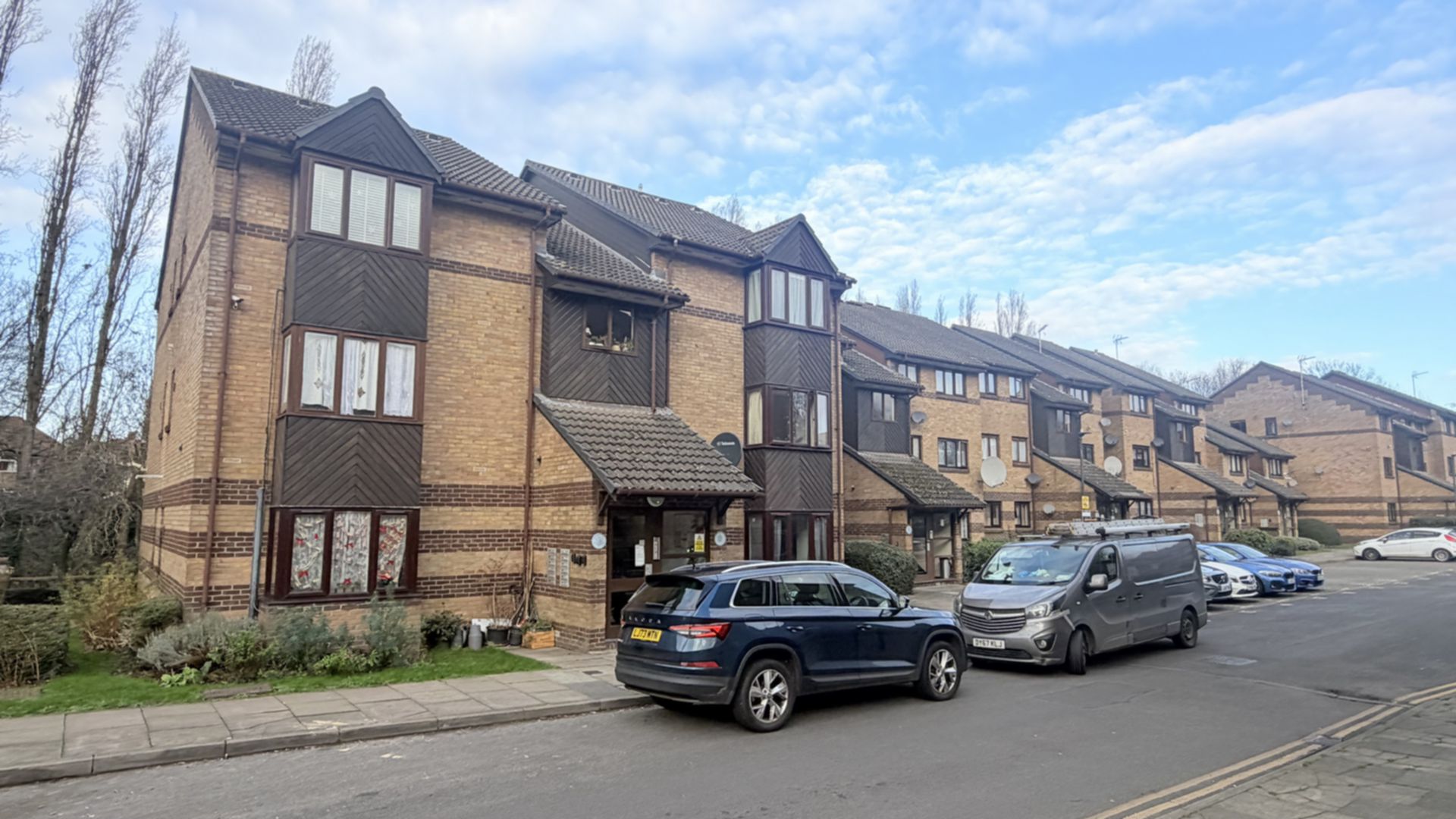 Studio with separate Kitchen to rent in Neasden, London, NW10