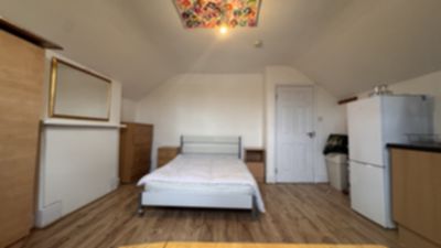 Studio to rent in Walm Lane, Willesden Green, London, NW2