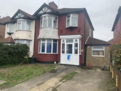 Studio to rent in North Circular Road, Neasden, London, NW2