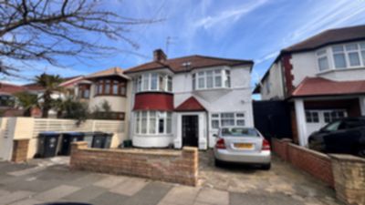 Studio to rent in Park Avenue North, Willesden Green, London, NW10