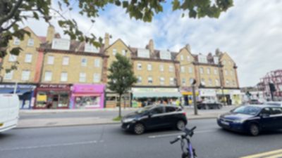 Studio with separate Kitchen to rent in Cricklewood Broadway, Cricklewood, London, NW2