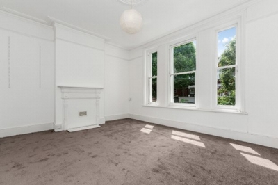 3 Bedroom Flat to rent in Half Moon Lane, Herne Hill, London, SE24