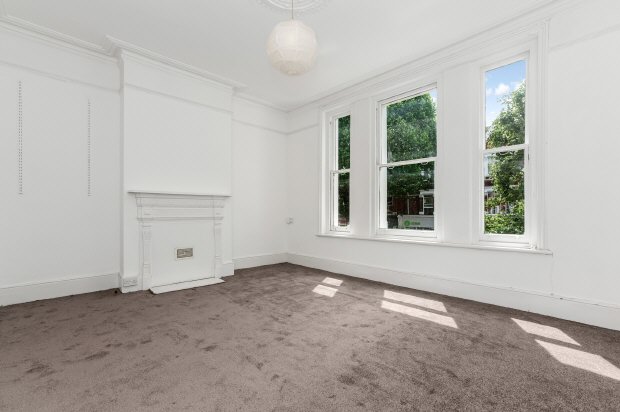 3 Bedroom Flat to rent in Herne Hill, London, SE24