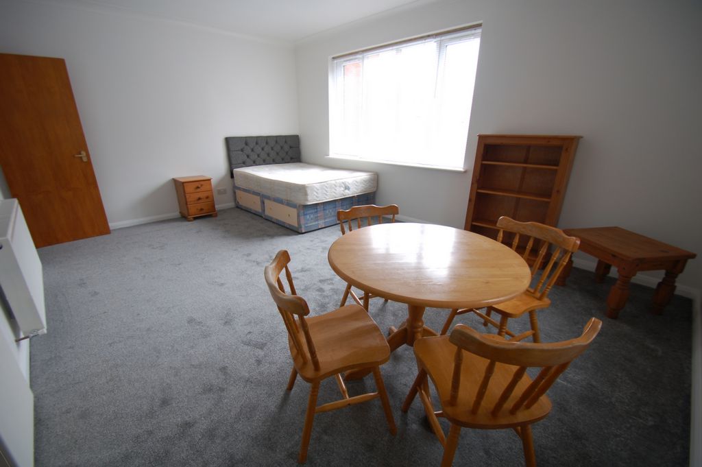 Studio to rent in Hendon, London, NW4