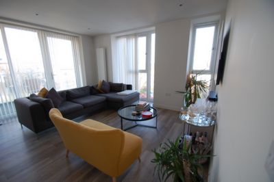 2 Bedroom Flat to rent in Station Road, Borehamwood, Herts, WD6