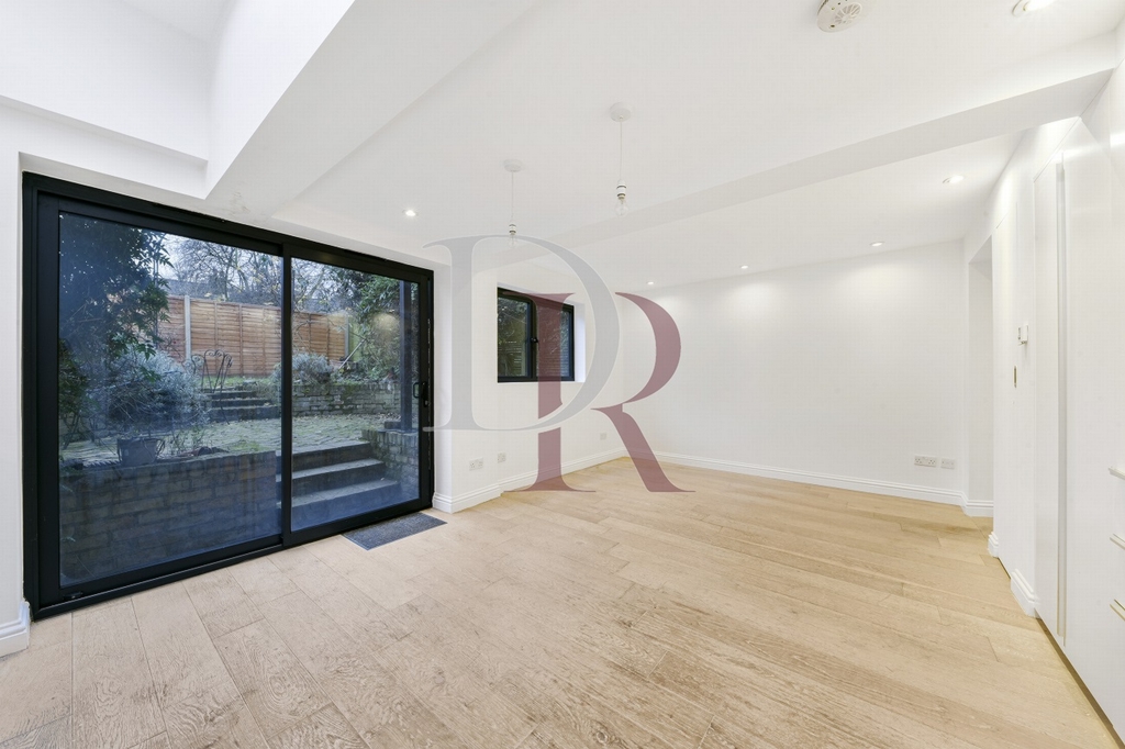 2 Bedroom Flat to rent in Peckham Rye, London, SE15
