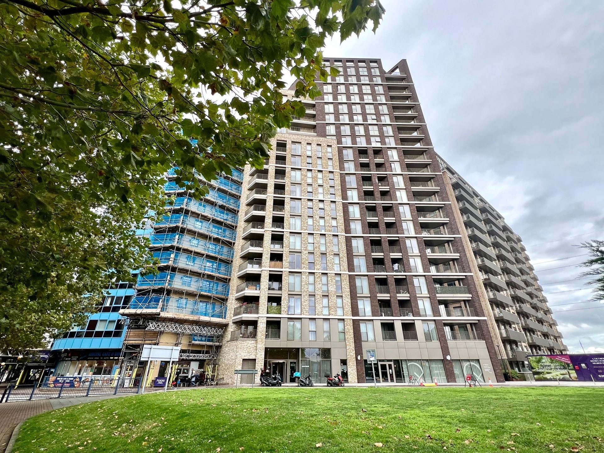 2 Bedroom Apartment to rent in Royal Docks, London, E16