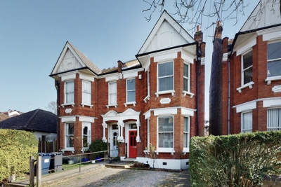 2 Bedroom Conversion to rent in Sutton Road, Muswell Hill, London, N10