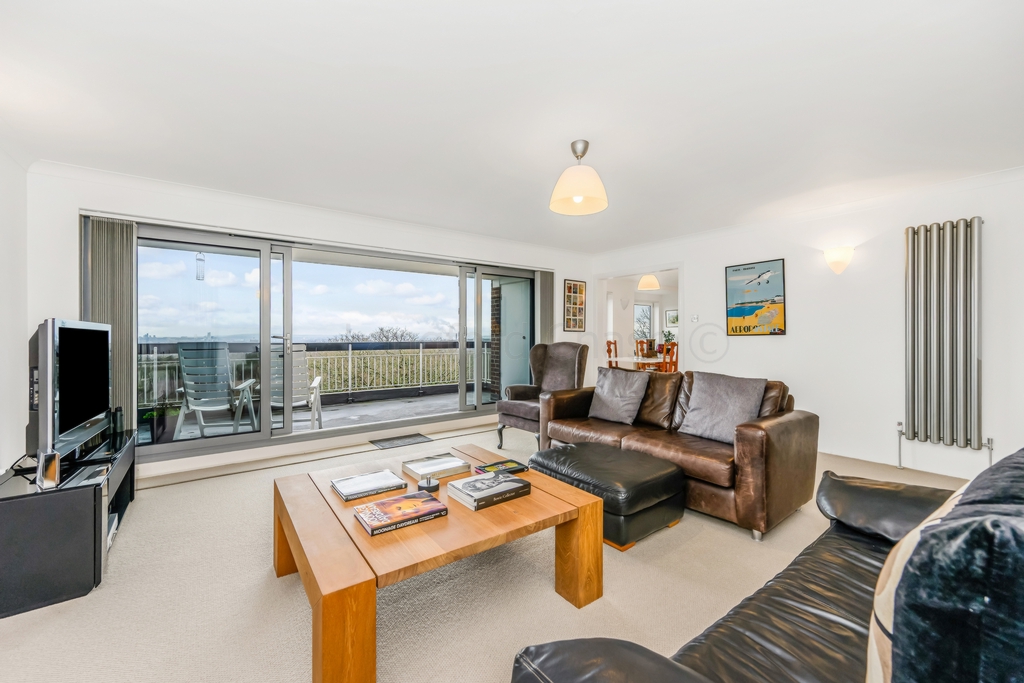 3 Bedroom Apartment to rent in Woodford, IG8