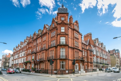 2 Bedroom Apartment to rent in Green Street, Mayfair, London, W1K