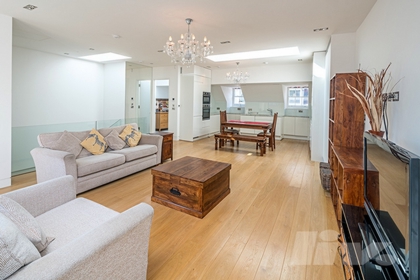 3 Bedroom Flat to rent in Warwick Court, Holborn, London, WC1R