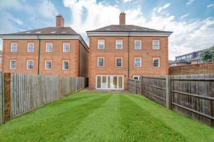4 Bedroom House to rent in Ashridge Close, Finchley, London, N3