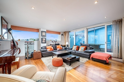 3 Bedroom Penthouse to rent in Winchester Road, Swiss Cottage, London, NW3